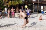 Curacao 29 december 2011
Jan Smit Nick en Simon en Kees Kwakman voetvolleyen tegen Frank de Boer Guido Albers en Edwin v d Sar op het strand van Lions dive. De artiesten winnen uiteindelijk met 4-1 in sets.
Peter Smulders bv