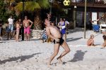 Curacao 29 december 2011
Jan Smit Nick en Simon en Kees Kwakman voetvolleyen tegen Frank de Boer Guido Albers en Edwin v d Sar op het strand van Lions dive. De artiesten winnen uiteindelijk met 4-1 in sets.
Peter Smulders bv