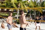 Curacao 29 december 2011
Jan Smit Nick en Simon en Kees Kwakman voetvolleyen tegen Frank de Boer Guido Albers en Edwin v d Sar op het strand van Lions dive. De artiesten winnen uiteindelijk met 4-1 in sets.
Peter Smulders bv