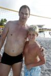Curacao 29 december 2011
Jan Smit Nick en Simon en Kees Kwakman voetvolleyen tegen Frank de Boer Guido Albers en Edwin v d Sar op het strand van Lions dive. De artiesten winnen uiteindelijk met 4-1 in sets.
Peter Smulders bv