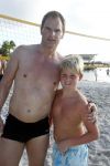 Curacao 29 december 2011
Jan Smit Nick en Simon en Kees Kwakman voetvolleyen tegen Frank de Boer Guido Albers en Edwin v d Sar op het strand van Lions dive. De artiesten winnen uiteindelijk met 4-1 in sets.
Peter Smulders bv