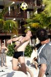 Curacao 29 december 2011
Jan Smit Nick en Simon en Kees Kwakman voetvolleyen tegen Frank de Boer Guido Albers en Edwin v d Sar op het strand van Lions dive. De artiesten winnen uiteindelijk met 4-1 in sets.
Peter Smulders bv