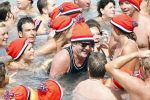 Curacao 1 januari 2011
Gerard Joling doet mee met de traditionele nieuwjaarsduik bij zanzibar.
Peter Smulders bv