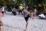 Curacao 29 december 2011
Jan Smit Nick en Simon en Kees Kwakman voetvolleyen tegen Frank de Boer Guido Albers en Edwin v d Sar op het strand van Lions dive. De artiesten winnen uiteindelijk met 4-1 in sets.
Peter Smulders bv