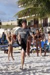 Curacao 29 december 2011
Jan Smit Nick en Simon en Kees Kwakman voetvolleyen tegen Frank de Boer Guido Albers en Edwin v d Sar op het strand van Lions dive. De artiesten winnen uiteindelijk met 4-1 in sets.
Peter Smulders bv