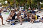 Curacao 31 december 2011
Helen de Boer de vrouw van Frank de Boer smeert dochter in.
Peter Smulders bv