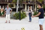 Curacao 31 december 2011
Jaap Buijs en zijn vrouw kijken naar het voetvolley van Jan Smit bij lions dive.
Peter Smulders bv