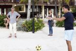Curacao 31 december 2011
Jaap Buijs en zijn vrouw kijken naar het voetvolley van Jan Smit bij lions dive.
Peter Smulders bv