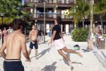 Curacao 29 december 2011
Jan Smit Nick en Simon en Kees Kwakman voetvolleyen tegen Frank de Boer Guido Albers en Edwin v d Sar op het strand van Lions dive. De artiesten winnen uiteindelijk met 4-1 in sets.
Peter Smulders bv