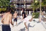 Curacao 29 december 2011
Jan Smit Nick en Simon en Kees Kwakman voetvolleyen tegen Frank de Boer Guido Albers en Edwin v d Sar op het strand van Lions dive. De artiesten winnen uiteindelijk met 4-1 in sets.
Peter Smulders bv