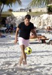 Curacao 29 december 2011
Jan Smit Nick en Simon en Kees Kwakman voetvolleyen tegen Frank de Boer Guido Albers en Edwin v d Sar op het strand van Lions dive. De artiesten winnen uiteindelijk met 4-1 in sets.
Peter Smulders bv