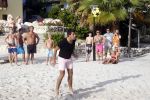 Curacao 29 december 2011
Jan Smit Nick en Simon en Kees Kwakman voetvolleyen tegen Frank de Boer Guido Albers en Edwin v d Sar op het strand van Lions dive. De artiesten winnen uiteindelijk met 4-1 in sets.
Peter Smulders bv