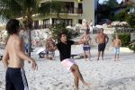 Curacao 29 december 2011
Jan Smit Nick en Simon en Kees Kwakman voetvolleyen tegen Frank de Boer Guido Albers en Edwin v d Sar op het strand van Lions dive. De artiesten winnen uiteindelijk met 4-1 in sets.
Peter Smulders bv