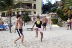 Curacao 29 december 2011
Jan Smit Nick en Simon en Kees Kwakman voetvolleyen tegen Frank de Boer Guido Albers en Edwin v d Sar op het strand van Lions dive. De artiesten winnen uiteindelijk met 4-1 in sets.
Peter Smulders bv