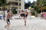 Curacao 29 december 2011
Jan Smit Nick en Simon en Kees Kwakman voetvolleyen tegen Frank de Boer Guido Albers en Edwin v d Sar op het strand van Lions dive. De artiesten winnen uiteindelijk met 4-1 in sets.
Peter Smulders bv