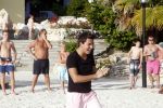Curacao 29 december 2011
Jan Smit Nick en Simon en Kees Kwakman voetvolleyen tegen Frank de Boer Guido Albers en Edwin v d Sar op het strand van Lions dive. De artiesten winnen uiteindelijk met 4-1 in sets.
Peter Smulders bv