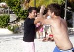 Curacao 29 december 2011
Jan Smit Nick en Simon en Kees Kwakman voetvolleyen tegen Frank de Boer Guido Albers en Edwin v d Sar op het strand van Lions dive. De artiesten winnen uiteindelijk met 4-1 in sets.
Peter Smulders bv