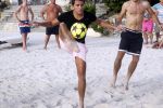 Curacao 29 december 2011
Jan Smit Nick en Simon en Kees Kwakman voetvolleyen tegen Frank de Boer Guido Albers en Edwin v d Sar op het strand van Lions dive. De artiesten winnen uiteindelijk met 4-1 in sets.
Peter Smulders bv