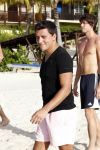 Curacao 29 december 2011
Jan Smit Nick en Simon en Kees Kwakman voetvolleyen tegen Frank de Boer Guido Albers en Edwin v d Sar op het strand van Lions dive. De artiesten winnen uiteindelijk met 4-1 in sets.
Peter Smulders bv