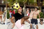 Curacao 29 december 2011
Jan Smit Nick en Simon en Kees Kwakman voetvolleyen tegen Frank de Boer Guido Albers en Edwin v d Sar op het strand van Lions dive. De artiesten winnen uiteindelijk met 4-1 in sets.
Peter Smulders bv