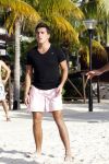 Curacao 29 december 2011
Jan Smit Nick en Simon en Kees Kwakman voetvolleyen tegen Frank de Boer Guido Albers en Edwin v d Sar op het strand van Lions dive. De artiesten winnen uiteindelijk met 4-1 in sets.
Peter Smulders bv