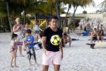 Curacao 29 december 2011
Jan Smit Nick en Simon en Kees Kwakman voetvolleyen tegen Frank de Boer Guido Albers en Edwin v d Sar op het strand van Lions dive. De artiesten winnen uiteindelijk met 4-1 in sets.
Peter Smulders bv