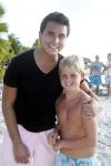 Curacao 29 december 2011
Jan Smit Nick en Simon en Kees Kwakman voetvolleyen tegen Frank de Boer Guido Albers en Edwin v d Sar op het strand van Lions dive. De artiesten winnen uiteindelijk met 4-1 in sets.
Peter Smulders bv