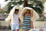Curacao 30 december 2011
Jan en Lisa Smit schuilen onder handdoek voor regen bui op curacao .
Peter Smulders bv