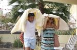 Curacao 30 december 2011
Jan en Lisa Smit schuilen onder handdoek voor regen bui op curacao .
Peter Smulders bv