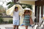 Curacao 30 december 2011
Jan en Lisa Smit schuilen onder handdoek voor regen bui op curacao .
Peter Smulders bv