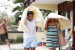 Curacao 30 december 2011
Jan en Lisa Smit schuilen onder handdoek voor regen bui op curacao .
Peter Smulders bv