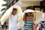 Curacao 30 december 2011
Jan en Lisa Smit schuilen onder handdoek voor regen bui op curacao .
Peter Smulders bv