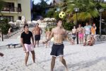 Curacao 29 december 2011
Jan Smit Nick en Simon en Kees Kwakman voetvolleyen tegen Frank de Boer Guido Albers en Edwin v d Sar op het strand van Lions dive. De artiesten winnen uiteindelijk met 4-1 in sets.
Peter Smulders bv