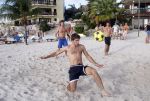 Curacao 29 december 2011
Jan Smit Nick en Simon en Kees Kwakman voetvolleyen tegen Frank de Boer Guido Albers en Edwin v d Sar op het strand van Lions dive. De artiesten winnen uiteindelijk met 4-1 in sets.
Peter Smulders bv