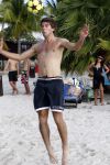 Curacao 29 december 2011
Jan Smit Nick en Simon en Kees Kwakman voetvolleyen tegen Frank de Boer Guido Albers en Edwin v d Sar op het strand van Lions dive. De artiesten winnen uiteindelijk met 4-1 in sets.
Peter Smulders bv