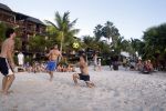 Curacao 29 december 2011
Jan Smit Nick en Simon en Kees Kwakman voetvolleyen tegen Frank de Boer Guido Albers en Edwin v d Sar op het strand van Lions dive. De artiesten winnen uiteindelijk met 4-1 in sets.
Peter Smulders bv