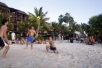 Curacao 29 december 2011
Jan Smit Nick en Simon en Kees Kwakman voetvolleyen tegen Frank de Boer Guido Albers en Edwin v d Sar op het strand van Lions dive. De artiesten winnen uiteindelijk met 4-1 in sets.
Peter Smulders bv