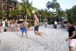 Curacao 29 december 2011
Jan Smit Nick en Simon en Kees Kwakman voetvolleyen tegen Frank de Boer Guido Albers en Edwin v d Sar op het strand van Lions dive. De artiesten winnen uiteindelijk met 4-1 in sets.
Peter Smulders bv