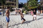 Curacao 29 december 2011
Jan Smit Nick en Simon en Kees Kwakman voetvolleyen tegen Frank de Boer Guido Albers en Edwin v d Sar op het strand van Lions dive. De artiesten winnen uiteindelijk met 4-1 in sets.
Peter Smulders bv