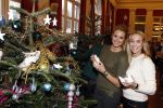 Amsterdam 8 december 2011
Bn ers tuigen kerstboom op voor het goede doel in artis. De aktie is mogelijk gemaakt door Sky radio. Lieke en Jetteke v Lexmond
Peter Smulders bv