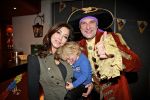 Tiel 08 Januari 2012
Premiere Piet Piraat 3D. Marielle Bastiaansen met zoontje Willem en Piet Piraat.
Peter Smulders bv