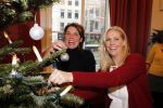 Amsterdam 8 december 2011
Bn ers tuigen kerstboom op voor het goede doel in artis. De aktie is mogelijk gemaakt door Sky radio. Nance Coolen en Minousch Jorissen
Peter Smulders bv