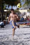 Curacao 29 december 2011
Jan Smit Nick en Simon en Kees Kwakman voetvolleyen tegen Frank de Boer Guido Albers en Edwin v d Sar op het strand van Lions dive. De artiesten winnen uiteindelijk met 4-1 in sets.
Peter Smulders bv