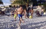 Curacao 29 december 2011
Jan Smit Nick en Simon en Kees Kwakman voetvolleyen tegen Frank de Boer Guido Albers en Edwin v d Sar op het strand van Lions dive. De artiesten winnen uiteindelijk met 4-1 in sets.
Peter Smulders bv