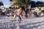 Curacao 29 december 2011
Jan Smit Nick en Simon en Kees Kwakman voetvolleyen tegen Frank de Boer Guido Albers en Edwin v d Sar op het strand van Lions dive. De artiesten winnen uiteindelijk met 4-1 in sets.
Peter Smulders bv
