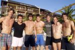 Curacao 29 december 2011
Jan Smit Nick en Simon en Kees Kwakman voetvolleyen tegen Frank de Boer Guido Albers en Edwin v d Sar op het strand van Lions dive. De artiesten winnen uiteindelijk met 4-1 in sets.
Peter Smulders bv