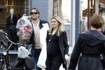 Amsterdam 24 december 2011
Nicolette v dam zwanger en vriend Bas Smit doen kerst boodschappen.
Peter Smulders bv