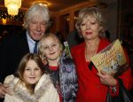 Amsterdam 22 december 2011
Premiere kerstcircus in carre. Paul v Vliet met vrouw en kleinkinderen
Peter Smulders bv