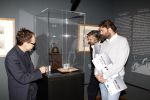 Amsterdam 15 december 2011
Reinout Oerlemans en Victor Reinier krijgen uit handen van prinses Marilene de platina film voor 400000 bezoekers voor Nova Zembla in het stedelijk museum.
Peter Smulders bv