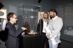 Amsterdam 15 december 2011
Reinout Oerlemans en Victor Reinier krijgen uit handen van prinses Marilene de platina film voor 400000 bezoekers voor Nova Zembla in het stedelijk museum.
Peter Smulders bv